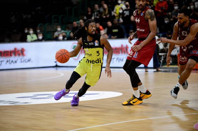 Marcus Thornton 3 medi Bayreuth vs Darion Atkins 44 Niners Chemnitz and Trent Lockett 52 Niners Chemnitz medi Bayreuth vs Niners Chemnitz Basketball, BBL, 2021 2022 season, matchday 30, 13 04 2022 medi Bayreuth vs Niners Chemnitz Basketball, BBL, 2021 2022 season, matchday 30, 13 04 2022 Bayreuth Copyright: xEIBNER ErikxHillmerx EP_EHR