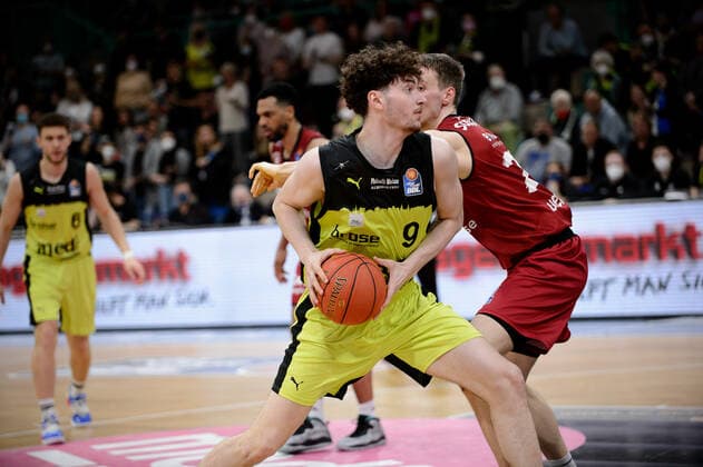 Kay Bruhnke 9 medi Bayreuth vs Mindaugas SuÅ¡inskas Susinskas 29 Niners Chemnitz medi Bayreuth vs Niners Chemnitz Basketball, BBL, 2021 2022 season, 30 match day, 13 04 2022 medi Bayreuth vs Niners Chemnitz Basketball, BBL, 2021 2022 season, 30 match day, 13 04 2022 Bayreuth Copyright: xEIBNER ErikxHillmerx EP_EHR