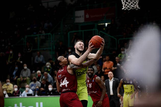 Martynas Sajus 19 medi Bayreuth takes on Darion Atkins 44 Niners Chemnitz medi Bayreuth vs Niners Chemnitz Basketball, BBL, 2021 2022 season, 30 match day, 13 04 2022 medi Bayreuth vs Niners Chemnitz Basketball, BBL, 2021 2022 season, 30 match day, 13 04 2022 Bayreuth Copyright: xEIBNER ErikxHillmerx EP_EHR