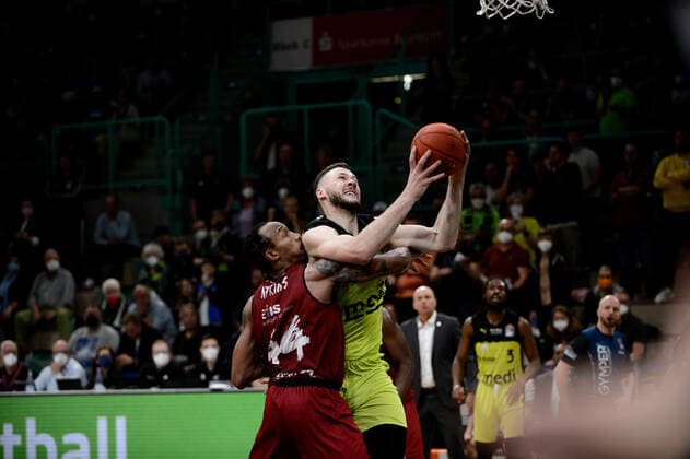 Martynas Sajus 19 medi Bayreuth takes on Darion Atkins 44 Niners Chemnitz medi Bayreuth vs Niners Chemnitz Basketball, BBL, 2021 2022 season, 30 match day, 13 04 2022 medi Bayreuth vs Niners Chemnitz Basketball, BBL, 2021 2022 season, 30 match day, 13 04 2022 Bayreuth Copyright: xEIBNER ErikxHillmerx EP_EHR