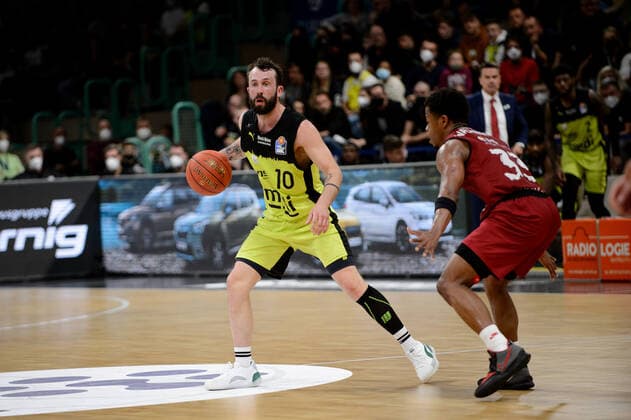 Bastian Doreth 10 medi Bayreuth vs Eric Washington 33 Niners Chemnitz medi Bayreuth vs Niners Chemnitz Basketball, BBL, 2021 2022 season, 30 match day, 13 04 2022 medi Bayreuth vs Niners Chemnitz Basketball, BBL, 2021 2022 season, 30 match day, 13 04 2022 Bayreuth Copyright: xEIBNER ErikxHillmerx EP_EHR
