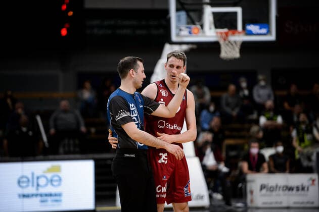 Mindaugas SuÅ¡inskas Susinskas 29 Niners Chemnitz discusses with referee Armin Mutapcic medi Bayreuth vs Niners Chemnitz Basketball, BBL, 2021 2022 season, 30 match day, 13 04 2022 medi Bayreuth vs Niners Chemnitz Basketball, BBL, 2021 2022 season, 30 match day, 13 04 2022 Bayreuth Copyright: xEIBNER ErikxHillmerx EP_EHR