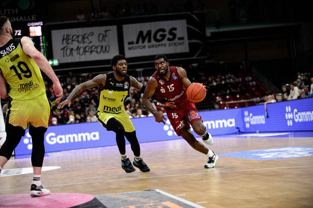 Frantz Massenat 15 Niners Chemnitz pulls to the basket against Sacar Anim 2 medi Bayreuth medi Bayreuth vs Niners Chemnitz Basketball, BBL, 2021 2022 season, 30 match day, 13 04 2022 medi Bayreuth vs Niners Chemnitz Basketball, BBL, 2021 2022 season, 30 match day, 13 04 2022 Bayreuth Copyright: xEIBNER ErikxHillmerx EP_EHR