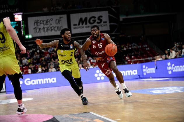 Frantz Massenat 15 Niners Chemnitz pulls to the basket against Sacar Anim 2 medi Bayreuth medi Bayreuth vs Niners Chemnitz Basketball, BBL, 2021 2022 season, 30 match day, 13 04 2022 medi Bayreuth vs Niners Chemnitz Basketball, BBL, 2021 2022 season, 30 match day, 13 04 2022 Bayreuth Copyright: xEIBNER ErikxHillmerx EP_EHR