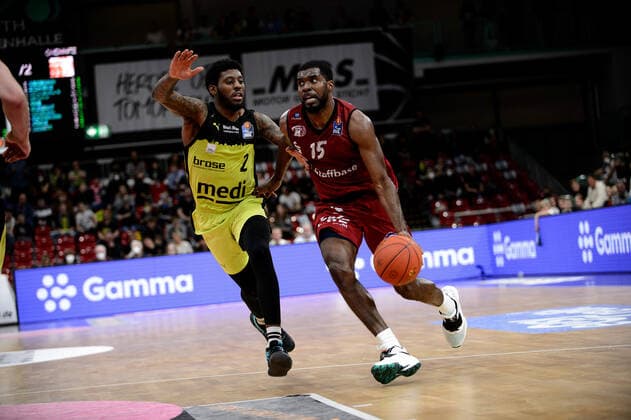 Frantz Massenat 15 Niners Chemnitz pulls to the basket against Sacar Anim 2 medi Bayreuth medi Bayreuth vs Niners Chemnitz Basketball, BBL, 2021 2022 season, 30 match day, 13 04 2022 medi Bayreuth vs Niners Chemnitz Basketball, BBL, 2021 2022 season, 30 match day, 13 04 2022 Bayreuth Copyright: xEIBNER ErikxHillmerx EP_EHR