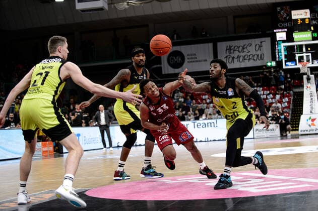 Eric Washington 33 Niners Chemnitz fights for the ball with Sacar Anim 2 medi Bayreuth , Terry Allen 15 medi Bayreuth and Janari Joesaar Joesaar 21 medi Bayreuth medi Bayreuth vs Niners Chemnitz Basketball, BBL, season 2021 2022, 30 match day, 13 04 2022 medi Bayreuth vs Niners Chemnitz Basketball, BBL, season 2021 2022, 30 match day, 13 04 2022 Bayreuth Copyright: xEIBNER ErikxHillmerx EP_EHR