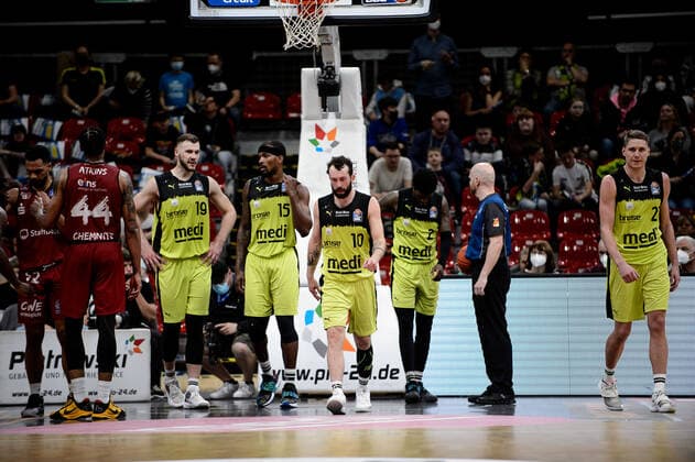 Frustration at the team of medi Bayreuth around Martynas Sajus 19 , Terry Allen 15 , Bastian Doreth 10 , Sacar Anim 2 and Janari Joesaar Joesaar 21 medi Bayreuth vs Niners Chemnitz basketball, BBL, season 2021 2022, 30 match day, 13 04 2022 medi Bayreuth vs Niners Chemnitz basketball, BBL, season 2021 2022, 30 match day, 13 04 2022 Bayreuth Copyright: xEIBNER ErikxHillmerx EP_EHR