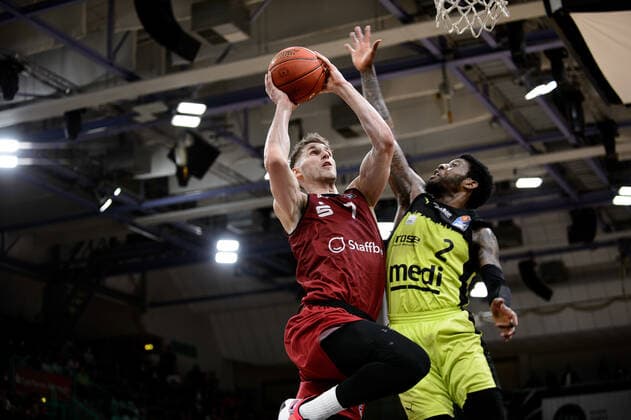 Jonas Richter 7 Niners Chemnitz sets against Sacar Anim 2 medi Bayreuth medi Bayreuth vs Niners Chemnitz Basketball, BBL, 2021 2022 season, 30 match day, 13 04 2022 medi Bayreuth vs Niners Chemnitz Basketball, BBL, 2021 2022 season, 30 match day, 13 04 2022 Bayreuth Copyright: xEIBNER ErikxHillmerx EP_EHR