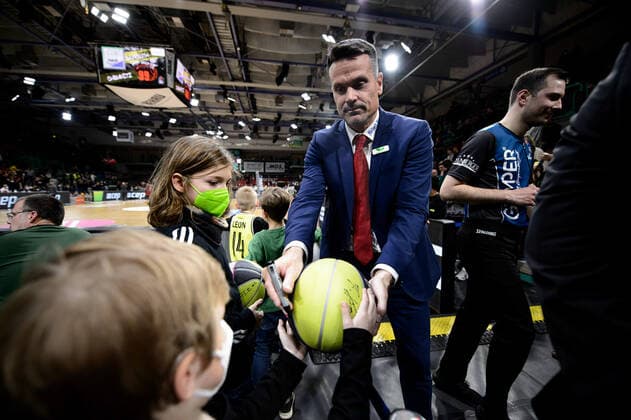 Raoul Korner coach medi Bayreuth signs the ball of a young fan after the game medi Bayreuth vs Niners Chemnitz basketball, BBL, season 2021 2022, 30 match day, 13 04 2022 Copyright xErikxHillmer EIBNERx EP EHR medi Bayreuth vs Niners Chemnitz basketball, BBL, season 2021 2022, 30 match day, 13 04 2022 Bayreuth Copyright: xEIBNER ErikxHillmerx EP_EHR
