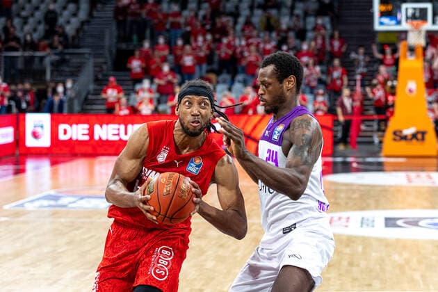 Akil Mitchell Brose Bamberg, 08 , Nate Grimes BG Goettingen, 24 , Brose Bamberg vs BG Goettingen, basketball, easyCredit BBL, matchday 30, 13 04 2022 Brose Bamberg vs BG Goettingen, basketball, easyCredit BBL, matchday 30, 13 04 2022 Bamberg Copyright: xEIBNER GuenerxSantemizx BRB_EER