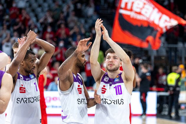 Jeremiah Martin BG Goettingen, 01 , Haris Hujic BG Goettingen, 10 , disappointed, disappointment, end of game, Brose Bamberg vs BG Goettingen, basketball, easyCredit BBL, matchday 30, 13 04 2022 Brose Bamberg vs BG Goettingen, basketball, easyCredit BBL, matchday 30, 13 04 2022 Bamberg Copyright: xEIBNER GuenerxSantemizx BRB_EER