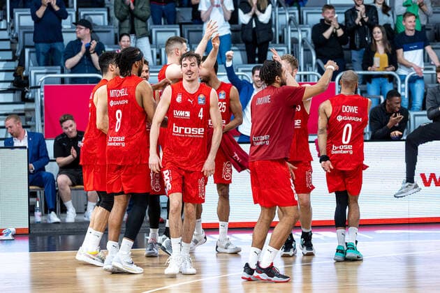Team, team, cheers, jubilation, end of game, Brose Bamberg vs BG Goettingen, basketball, easyCredit BBL, matchday 30, 13 04 2022 Brose Bamberg vs BG Goettingen, basketball, easyCredit BBL, matchday 30, 13 04 2022 Bamberg Copyright: xEIBNER GuenerxSantemizx BRB_EER