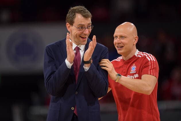 Basketball, BBL, 20220413, FC Bayern München Mitteldeutscher Basketball Club In picture Co coach of FC Bayern München Djordje ADZIC and Athletics coach of FC Bayern München Luka SVILAR laugh fun warm up joy funny Munich Audi Dome Bavaria Germany Copyright: Passion2Press MarkusxFischerx