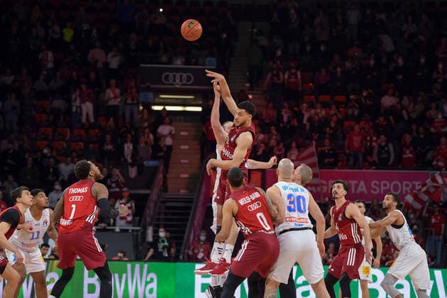 Basketball, BBL, 20220413, FC Bayern Munich Mitteldeutscher Basketball Club Pictured Gavin SCHILLING FC Bayern Munich, 34 and John BRYANT Mitteldeutscher Basketball Club, 54 Tip Off Munich Audi Dome Bayern Germany Copyright: Passion2Press MarkusxFischerx