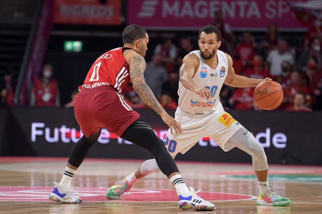 Basketball, BBL, 20220413, FC Bayern Munich Mitteldeutscher Basketball Club In the picture Nick WEILER BABB FC Bayern Munich, 0 udn Jamel MORRIS Mitteldeutscher Basketball Club, 20 dribbling ball Munich Audi Dome Bayern Germany Copyright: Passion2Press MarkusxFischerx