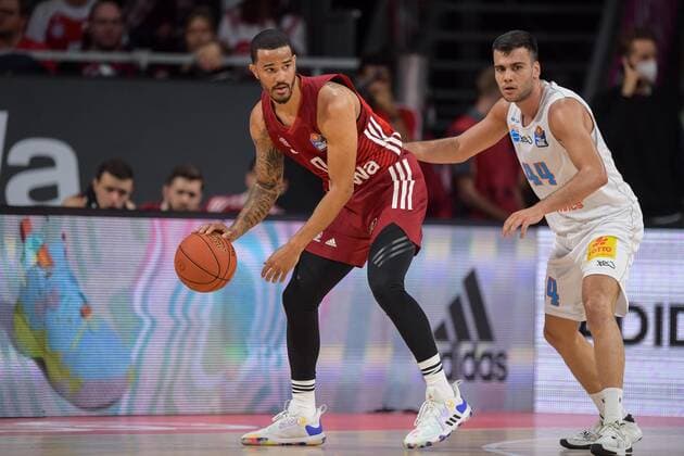 Basketball, BBL, 20220413, FC Bayern Munich Mitteldeutscher Basketball Club In the picture Nick WEILER BABB FC Bayern Munich, 0 dribbling ball and Nikola REBIC Mitteldeutscher Basketball Club, 44 Munich Audi Dome Bayern Germany Copyright: Passion2Press MarkusxFischerx