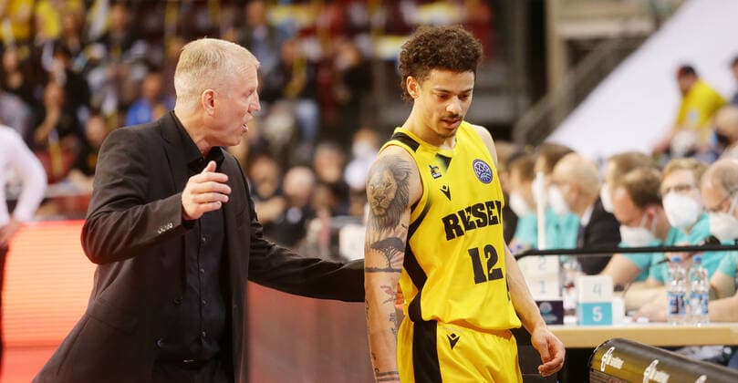 Ludwigsburg , Basketball Champions League Quarterfinal Game 2 , MHP Riesen Ludwigsburg vs U BT Cluj Napoca , from left coach John Patrick Jonah Radebaugh Giants