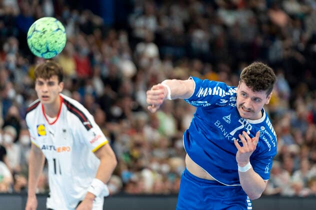 7 meter throw by Elias Ellefsen a Skipagotu Faeroeer Islands 71 Germany vs Faeroeer Islands, Handball, World Cup Qualification 2022, Round 2, 13 04 2022 Marcel von Fehrn Germany vs Faeroeer Islands, Handball, World Cup Qualification 2022, Round 2, 13 04 2022 Kiel Copyright: xEibnerxPressefoto MarcelxvonxFehrnx EP_MFN