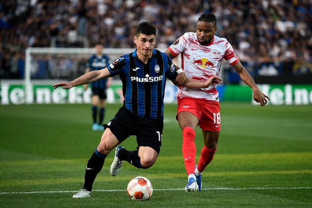 Fußball, EL, Atalanta Bergamo - RB Leipzig Atalanta BC v RB Leipzig - UEFA Europa League Ruslan Malinovskyi of Atalanta BC competes for the ball with Christopher Nkunku of RB Leipzig during the UEFA Europa League quarter final second leg football match between Atalanta BC and RB Leipzig. Bergamo Italy Copyright: xNicolòxCampox