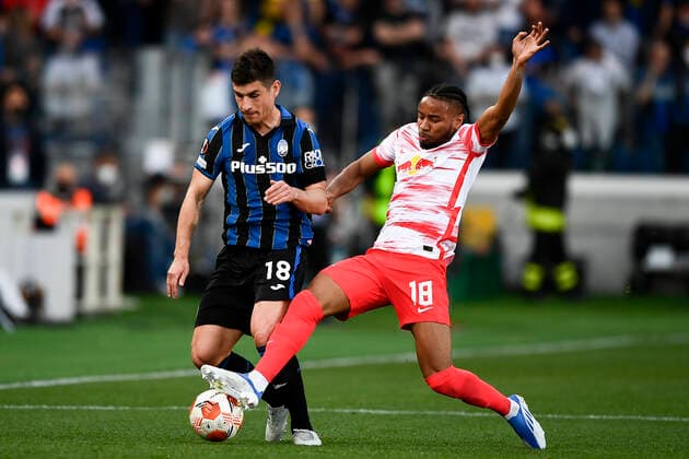 Fußball, EL, Atalanta Bergamo - RB Leipzig Atalanta BC v RB Leipzig - UEFA Europa League Ruslan Malinovskyi of Atalanta BC competes for the ball with Christopher Nkunku of RB Leipzig during the UEFA Europa League quarter final second leg football match between Atalanta BC and RB Leipzig. Bergamo Italy Copyright: xNicolòxCampox