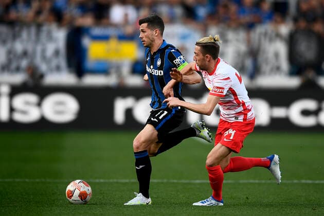 Fußball, EL, Atalanta Bergamo - RB Leipzig Atalanta BC v RB Leipzig - UEFA Europa League Remo Freuler of Atalanta BC competes for the ball with Kevin Kampl of RB Leipzig during the UEFA Europa League quarter final second leg football match between Atalanta BC and RB Leipzig. Bergamo Italy Copyright: xNicolòxCampox