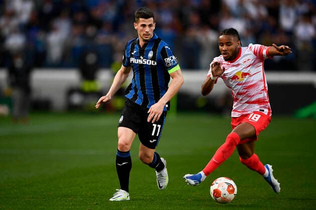 Fußball, EL, Atalanta Bergamo - RB Leipzig Atalanta BC v RB Leipzig - UEFA Europa League Remo Freuler of Atalanta BC competes for the ball with Christopher Nkunku of RB Leipzig during the UEFA Europa League quarter final second leg football match between Atalanta BC and RB Leipzig. Bergamo Italy Copyright: xNicolòxCampox
