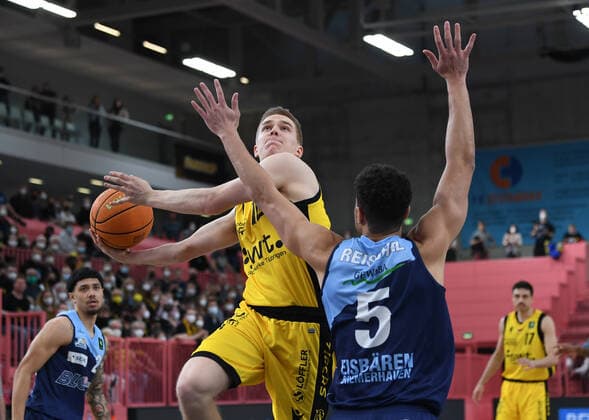 Basketball 2 Bundesliga 2021 2022 playoff quarterfinals 1 game at Paul Horn Arena Tigers Tuebingen Eisbaeren Bremerhaven 14 04 2022 Aatu Kivimaeki l., Tigers vs. Jarelle Reischel r., Eisbaeren Bremerhaven