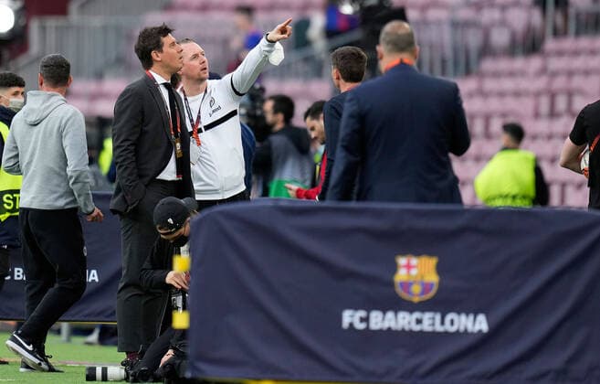 14.04.2022, xslx, Fussball UEFA Europa League, FC Barcelona, Barca - Eintracht Frankfurt emspor, v.l. Leiter der Lizenzspielabteilung Team Manager Timmo Hardung (Eintracht Frankfurt) Teammanager Christoph Preuss (Eintracht Frankfurt) gestikuliert gibt Anweisungen (DFL DFB REGULATIONS PROHIBIT ANY USE OF PHOTOGRAPHS as IMAGE SEQUENCES and or QUASI-VIDEO) Barcelona