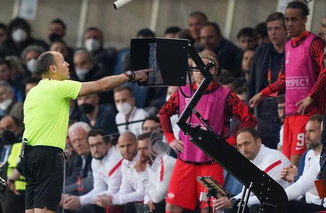 Photo Spada LaPresse April 14 , 2022 - Bergamo ,Italy Soccer Atalanta vs Lipsia - Europa League 2021 2022 Quarter Finals- Gewiss Stadium In the photo: var review , ahoz referee  Copyright: xSpada LaPressex