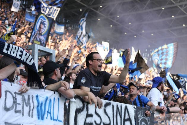 Mandatory Credit: Photo by Francesco Scaccianoce LiveMedia Shutterstock (12894969ab) Atalanta BC supporters football Europa League match Atalanta BC vs RB Lipsia, Gewiss Stadium, Bergamo, Italy - 14 Apr 2022 football Europa League match Atalanta BC vs RB Lipsia, Gewiss Stadium, Bergamo, Italy - 14 Apr 2022  Copyright: xFrancescoxScaccianoce LiveMedia Shutterstockx 12894969ab