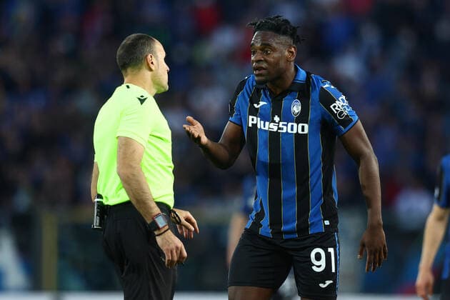 Fußball, EL, Atalanta Bergamo - RB Leipzig April 14, 2022, BERGAMO, Italia: Atalanta s Duvan Zapata and referee Antonio Mateu Lahoz discuss during UEFA Europa League round of 8 second leg soccer match between Atalanta BC vs Leipzig at the Bergamo Stadium in Bergamo, Italy, 14 April 2022..ANSA PAOLO MAGNI Soccer: Europa League; Atalanta BC vs Leipzig  - ZUMAa110 20220414_zaf_a110_046 Copyright: xPaoloxMagnix