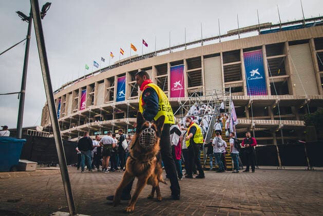 April 14, 2022, Barcelona, Catalonia, Spain: Fans of Eintracht Frankfurt shout slogans as they queue up to enter BarcelonaÃ¢â‚¬â ¢s Camp Nou Stadium for their Europa League Quartel Final 2nd leg against the FC Barcelona, Barca Barcelona Spain - ZUMAo105 20220414_zap_o105_020 Copyright: xMatthiasxOesterlex