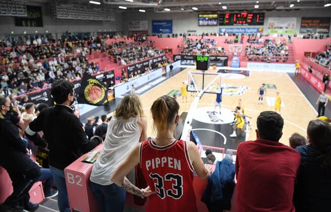 Basketball 2 Bundesliga 2021 2022 playoff quarterfinals 1 game at Paul Horn Arena Tigers Tuebingen Eisbaeren Bremerhaven 14 04 2022 Tigers fans at Paul Horn Arena Tigers a touch of NBA, a spectator wearing a shirt of Scottie Pippen Chicago Bulls