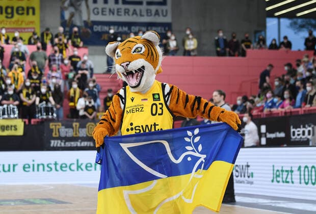 Basketball 2 Bundesliga 2021 2022 playoff quarterfinals 1 game in Paul Horn Arena Tigers Tuebingen Eisbaeren Bremerhaven 14 04 2022 Tigers Walter with a Ukrainian flag with peace dove before the game