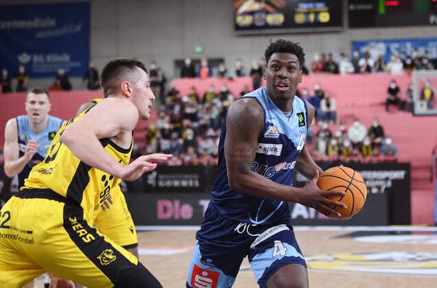 Basketball 2 Bundesliga 2021 2022 playoff quarterfinals 1 game at Paul Horn Arena Tigers Tuebingen Eisbaeren Bremerhaven 14 04 2022 Armani Moore r, Eisbaeren Bremerhaven vs Ryan Richard Mikesell l, Tigers