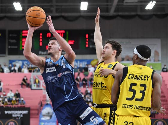 Basketball 2 Bundesliga 2021 2022 playoff quarterfinals 1 game at Paul Horn Arena Tigers Tuebingen Eisbaeren Bremerhaven 14 04 2022 Jarelle Reischel li, Eisbaeren Bremerhaven vs Joanic Gruettner Bacoul center, Tigers and Isaiah Crawley r, Tigers