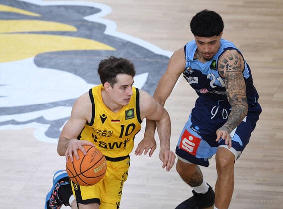 Basketball 2 Bundesliga 2021 2022 playoff quarterfinals 1 game at Paul Horn Arena Tigers Tuebingen Eisbaeren Bremerhaven 14 04 2022 Ethan Alvano r, Eisbaeren Bremerhaven vs Gianni Otto li, Tigers