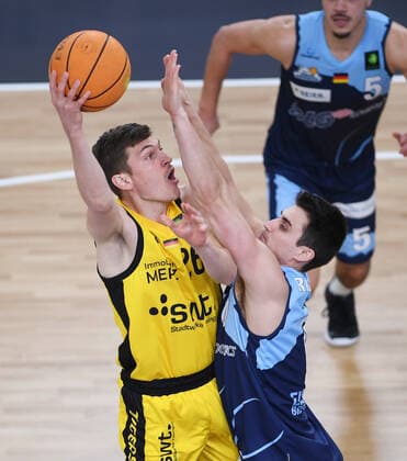 Basketball 2 Bundesliga 2021 2022 playoff quarterfinals 1 game at Paul Horn Arena Tigers Tuebingen Eisbaeren Bremerhaven 14 04 2022 Till Joenke left, Tigers vs Shane Richards right, Eisbaeren Bremerhaven