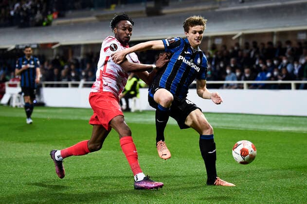 Atalanta BC v RB Leipzig - UEFA Europa League Giorgio Scalvini of Atalanta BC competes for the ball with Mohamed Simakan of RB Leipzig during the UEFA Europa League quarter final second leg football match between Atalanta BC and RB Leipzig. Bergamo Italy Copyright: xNicolòxCampox