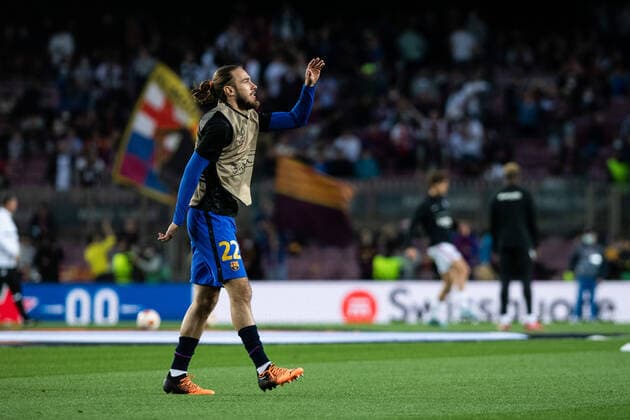 Fußball, EL, FC Barcelona - Eintracht Frankfurt April 14, 2022, BARCELONA, BARCELONA, SPAIN: Oscar Mingueza of FC Barcelona, Barca warms up during the Europa League football match played between FC Barcelona and Frankfurt at Camp Nou stadium on April 14, 2022, in Barcelona, Spain. BARCELONA SPAIN - ZUMAa181 20220414_zaa_a181_002 Copyright: xMarcxGrauperaxAlomax