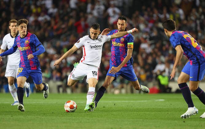14 04 2022, Football UEFA Europa League, FC Barcelona Eintracht Frankfurt, emonline, emspor, v l , Rafael Borre Eintracht Frankfurt , Sergio Busquets FC Barcelona DFL DFB REGULATES PROHIBIT ANY USE OF PHOTOGRAPHS AS IMAGE SEQUENCES AND OR QUASI VIDEO xdcx Copyright: HMBxMedia
