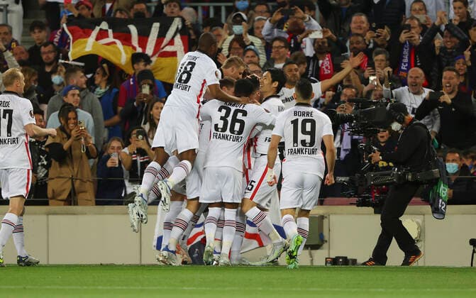 14 04 2022, Football UEFA Europa League, FC Barcelona Eintracht Frankfurt, emonline, emspor, v l , Goal celebration to 0 1 by Filip Kostic Eintracht Frankfurt , Goal celebration, celebrate the goal DFL DFB REGULATES PROHIBIT ANY USE OF PHOTOGRAPHS AS IMAGE SEQUENCES AND OR QUASI VIDEO xdcx Copyright: HMBxMedia