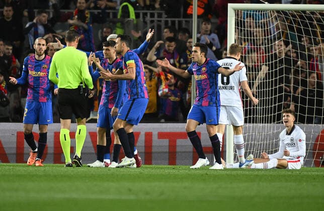 14 04 2022, xjhx, football UEFA Europa League, FC Barcelona Eintracht Frankfurt emspor, v l referee Soares Dias, Artur Portugal rules on penalty after Eric Garcia FC Barcelona foul on Jesper Lindström Lindstroem Eintracht Frankfurt DFL DFB REGULATIONS PROHIBIT ANY USE OF PHOTOGRAPHS as IMAGE SEQUENCES and or QUASI VIDEO Barcelona