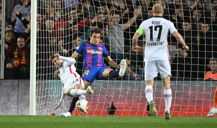 14 04 2022, xjhx, football UEFA Europa League, FC Barcelona Eintracht Frankfurt emspor, v l referee Soares Dias, Artur Portugal rules on penalty after Eric Garcia FC Barcelona foul on Jesper Lindström Lindstroem Eintracht Frankfurt DFL DFB REGULATIONS PROHIBIT ANY USE OF PHOTOGRAPHS as IMAGE SEQUENCES and or QUASI VIDEO Barcelona