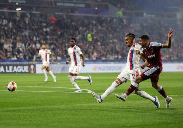 Mandatory Credit: Photo by Simon Dael Shutterstock (12893327ak) Pablo Fornals of West Ham United has a shot at goal with Malo Gusto of Lyon beside him Olympique Lyonnais v West Ham United, UEFA Europa League, Quarter Final, Second Leg, Football, Groupama Stadium, Lyon, France - 14 Apr 2022 EDITORIAL USE ONLY No use with unauthorised audio, video, data, fixture lists, club league logos or live services. Online in-match use limited to 120 images, no video emulation. No use in betting, games or single club league player publications. Olympique Lyonnais v West Ham United, UEFA Europa League, Quarter Final, Second Leg, Football, Groupama Stadium, Lyon, France - 14 Apr 2022 EDITORIAL USE ONLY No use with unauthorised audio, video, data, fixture lists, club league logos or live services. Online in-match use limited to 120 images, no video emulation. No use in betting, games or single club league player publications. Copyright: xSimonxDael Shutterstockx 12893327ak