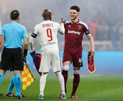 Sport Themen der Woche KW15 Sport Bilder des Tages Mandatory Credit: Photo by Simon Dael Shutterstock (12893327al) Declan Rice captain of West Ham United and Moussa Dembele captain of Lyon shake hands Olympique Lyonnais v West Ham United, UEFA Europa League, Quarter Final, Second Leg, Football, Groupama Stadium, Lyon, France - 14 Apr 2022 EDITORIAL USE ONLY No use with unauthorised audio, video, data, fixture lists, club league logos or live services. Online in-match use limited to 120 images, no video emulation. No use in betting, games or single club league player publications. Olympique Lyonnais v West Ham United, UEFA Europa League, Quarter Final, Second Leg, Football, Groupama Stadium, Lyon, France - 14 Apr 2022 EDITORIAL USE ONLY No use with unauthorised audio, video, data, fixture lists, club league logos or live services. Online in-match use limited to 120 images, no video emulation. No use in betting, games or single club league player publications.  Copyright: xSimonxDael Shutterstockx 12893327al