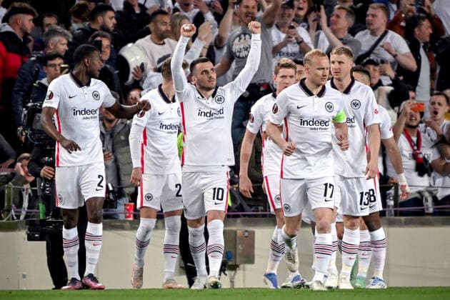 Barcelona, Camp Nou, 11 04 22, ESP, Men, UEFA Europa League, Season 2021 2022, FC Barcelona Eintracht Frankfurt Bild Filip Kostic Frankfurt mitte bejubeln seinTor zum 1 0 per Elfmeter Nur fuer journalistische Zwecke Only for editorial use In accordance with UEFA regulations, it is prohibited, UEFA regulations prohibit any use of photographs as image sequences and or quasi video Catalonia Spain