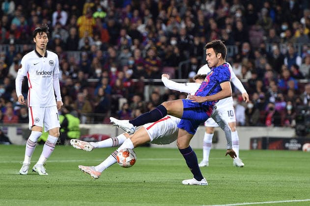 Soccer Europa League quarterfinals FC Barcelona Eintracht Frankfurt on 14 04 2022 at Camp Nou in Barcelona Jesper Lindström Frankfurt , left Eric Garcia Barcelona , right xHDx