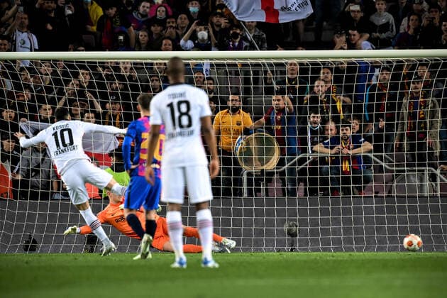 Barcelona, Camp Nou, 11 04 22, ESP, Men, UEFA Europa League, Season 2021 2022, FC Barcelona Eintracht Frankfurt Image v l Filip Kostic Frankfurt scores the 1 0 goal from the penalty spot against goalkeeper Marc Andre ter Stegen Barcelona Only for journalistic use Only for editorial use In accordance with UEFA regulations, it is prohibited, UEFA regulations prohibit any use of photographs as image sequences and or quasi video Catalonia Spain