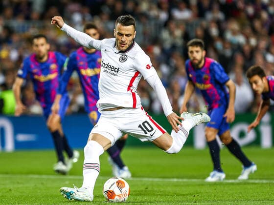 Filip Kostic Eintracht Frankfurt, 10 shoots the goal to 0 1, ESP, FC Barcelona vs Eintracht Frankfurt, Europa League quarterfinals, season 2021 2022, 14 04 2022, DFB DFL regulations prohibit any use of photographs as image sequences and or quasi video , ESP, FC Barcelona vs Eintracht Frankfurt, Europa League quarterfinals, season 2021 2022, 14 04 2022 Barcelona Copyright: xEibner-Pressefoto BoiaxGabrielx EP_EEP